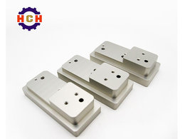  cnc精密機(jī)械加工加工中心中的立式加工中心做cnc精密機(jī)械加工產(chǎn)是怎樣操控的，立式的優(yōu)勢(shì)是什么