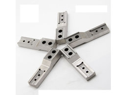 精密零部件機:在工加過程通常包括三個環(huán)節(jié)：擬定加工計劃、準備、加工。