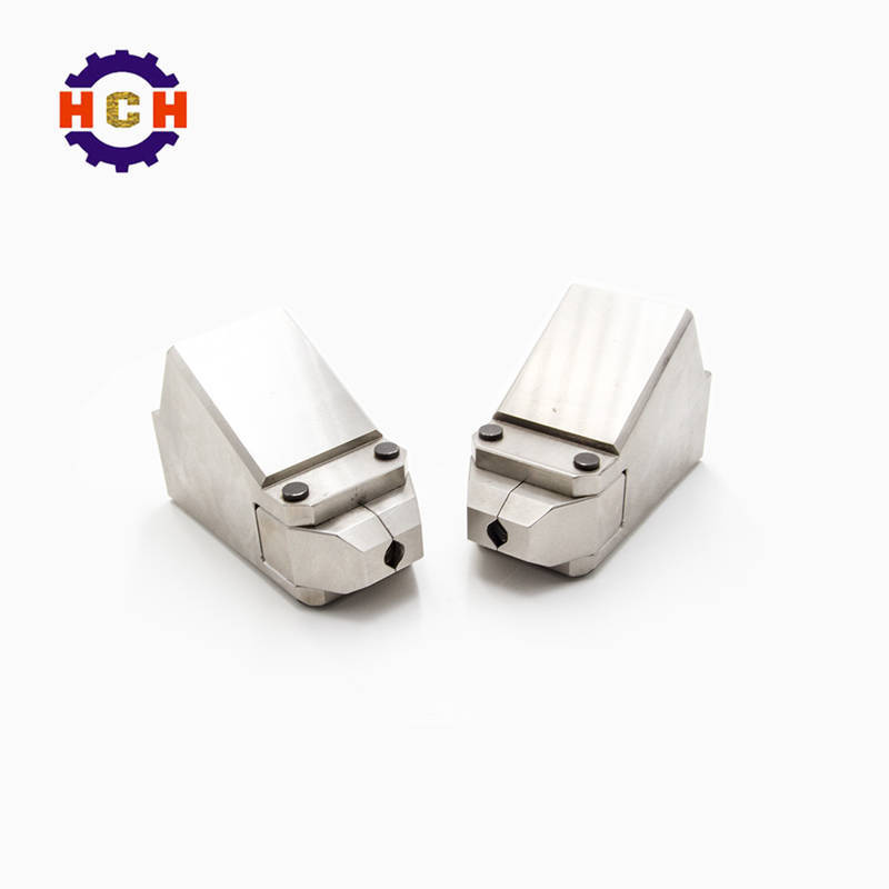 深圳機械零部件加工廠的CNC加工中心對精密零部件的五金零件進行四項表面處理。.jpg 深圳機械零部件加工廠的CNC加工中心對精密零部件的五金零件進行四項表面處理。